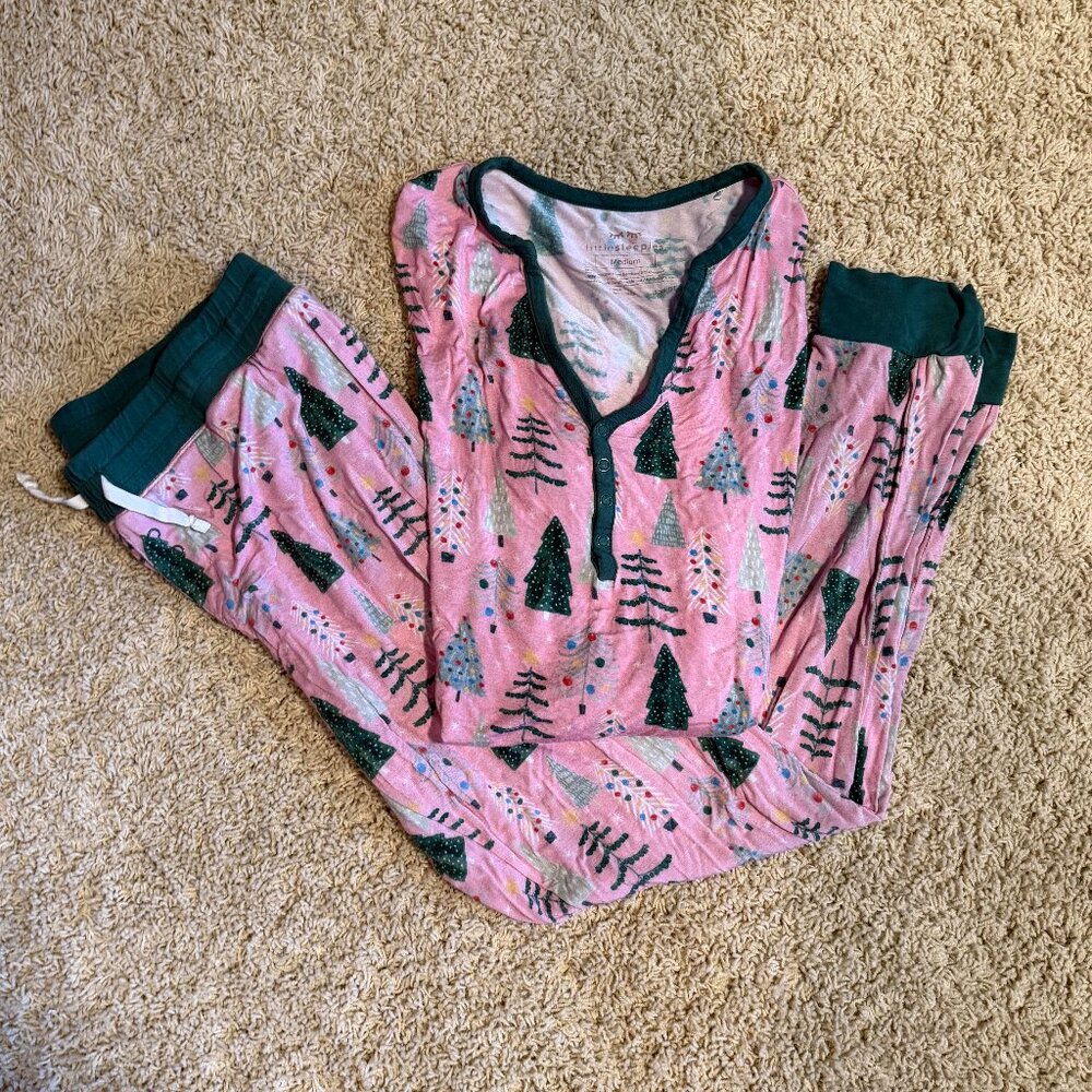 🎄 Little Sleepies “Twinkling Trees” Christmas Pajama Set – Women’s Medium 🎄